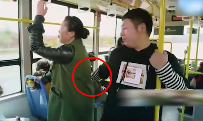 Kẻ móc túi tái mặt khi hành nghề trên xe buýt