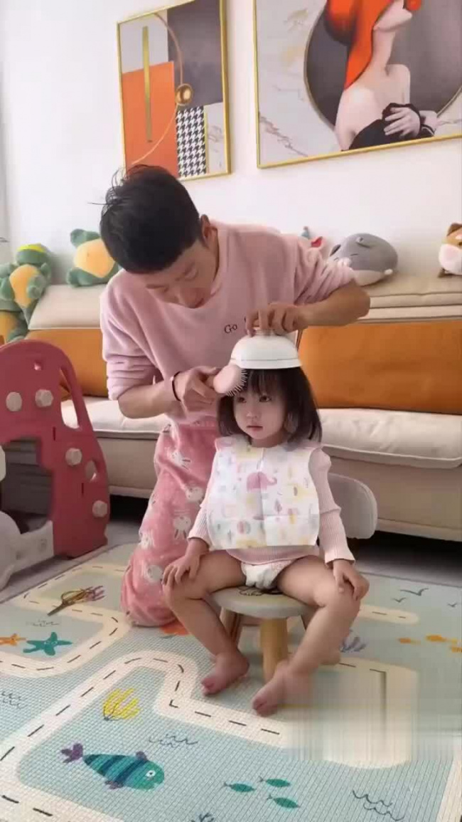 Bố úp bát cắt tóc cho con gái