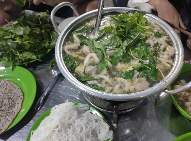Top 15 quán ăn ngon nức tiếng ở Đà Lạt - Tao Ngộ - Lẩu Gà Lá É