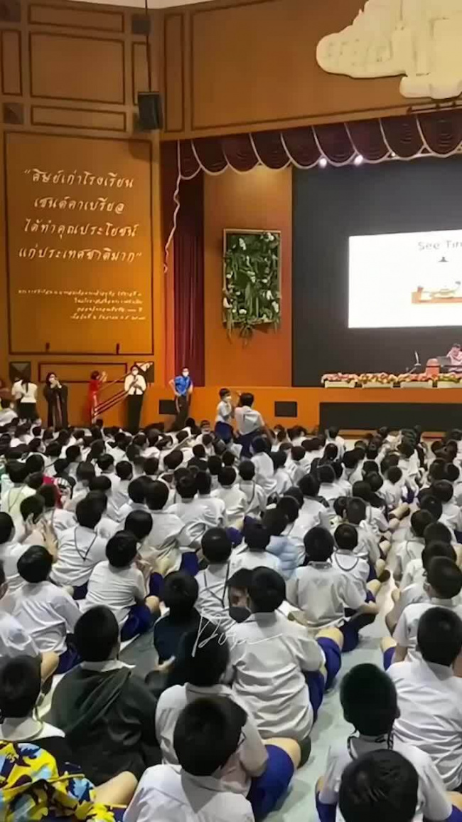 Học sinh 'chiếm sóng' của cô giáo vì nhảy quá sung