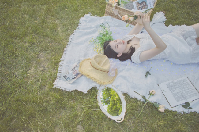 mách bạn 7+ cách tạo dáng chụp ảnh picnic đẹp mê hồn cho chị em không thể bỏ lỡ