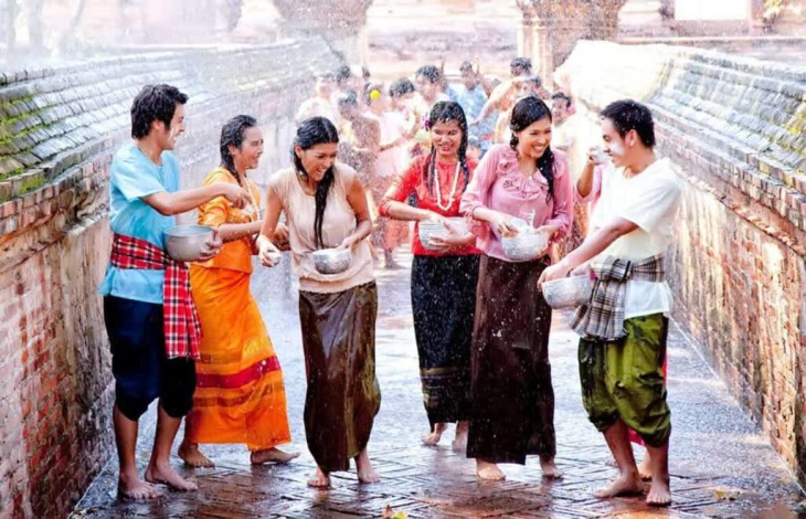 Những đặc điểm văn hóa của người Thái trong lễ hội té nước, Khám Phá
