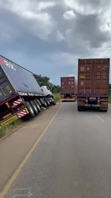 Hai xe container hợp sức cứu 'bạn' thoát rãnh