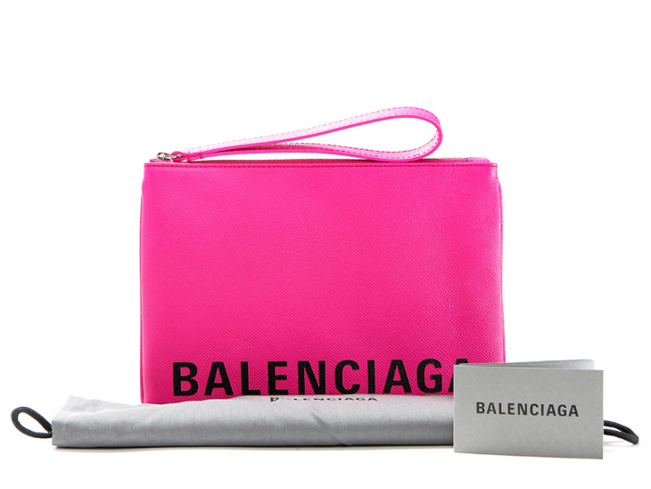 Balenciaga đệ đơn kiện bên thực hiện chiến dịch nhưng liệu có thoát khỏi  khủng hoảng