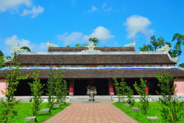 khám phá chùa thiên mụ huế – ngôi chùa cổ kính và thiêng liêng 400 năm tuổi