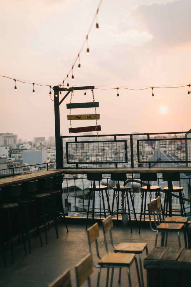 10 quán rooftop chill không cồn giúp bạn “bắt trọn” hoàng hôn sài gòn