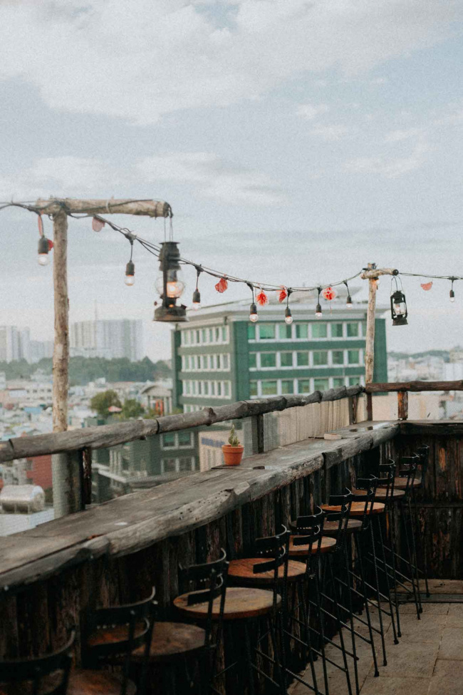 10 quán rooftop chill không cồn giúp bạn “bắt trọn” hoàng hôn sài gòn