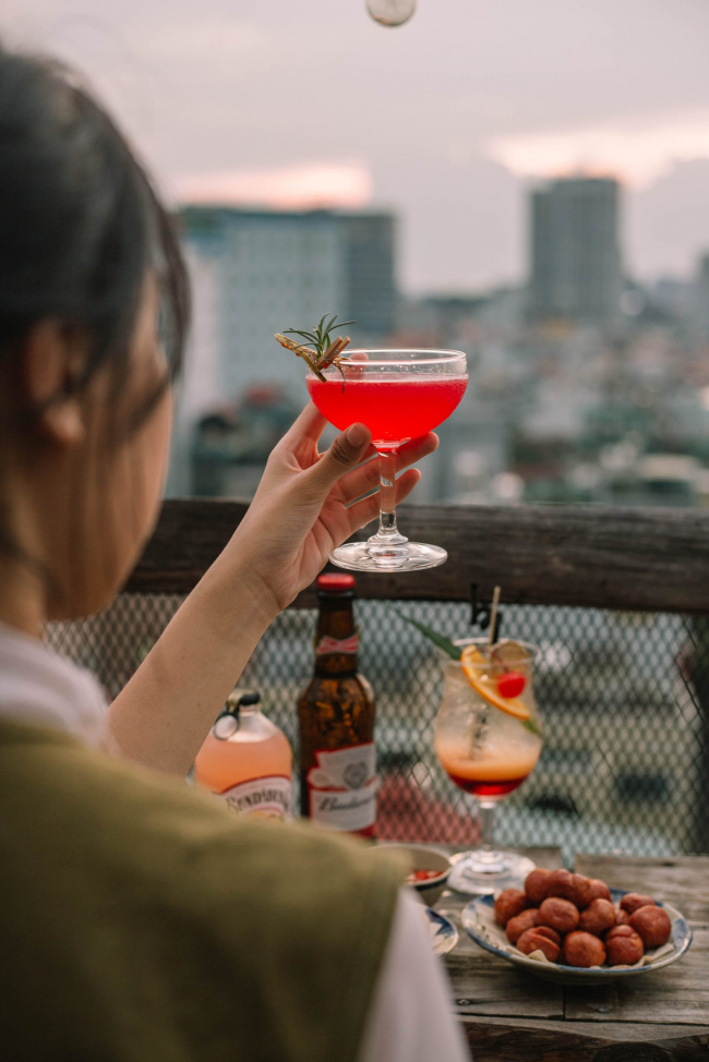 10 quán rooftop chill không cồn giúp bạn “bắt trọn” hoàng hôn sài gòn