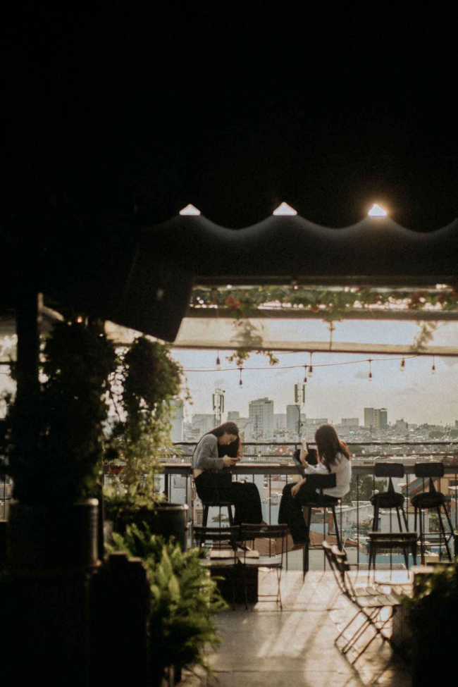 10 quán rooftop chill không cồn giúp bạn “bắt trọn” hoàng hôn sài gòn