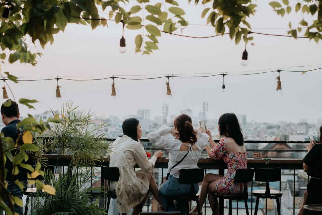 10 quán rooftop chill không cồn giúp bạn “bắt trọn” hoàng hôn sài gòn