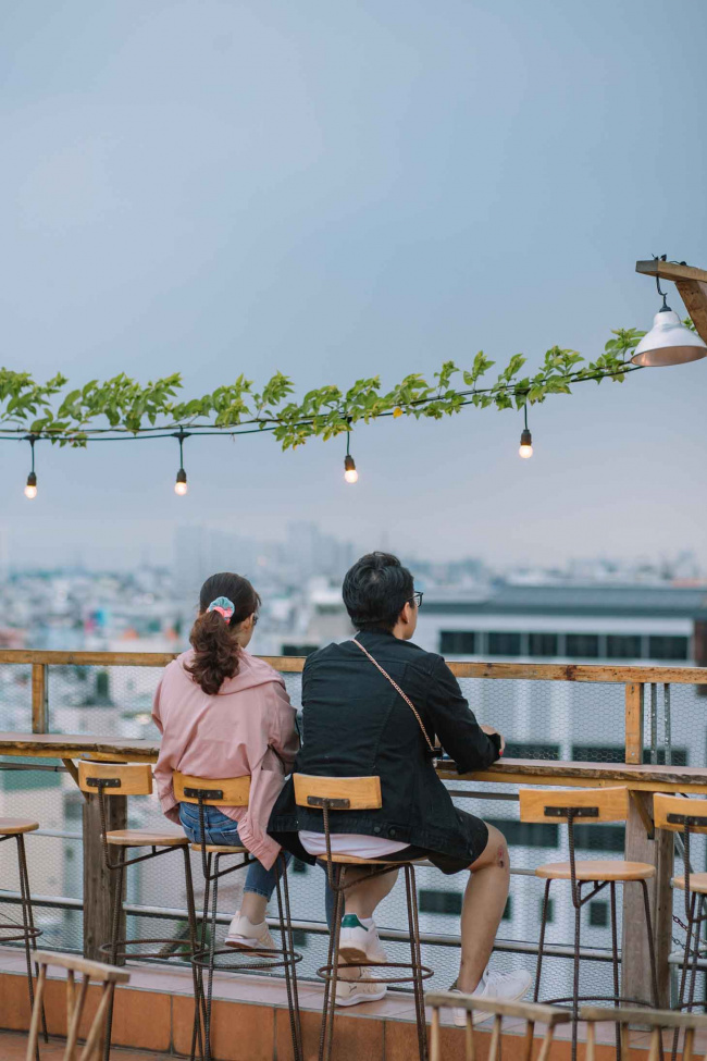 10 quán rooftop chill không cồn giúp bạn “bắt trọn” hoàng hôn sài gòn