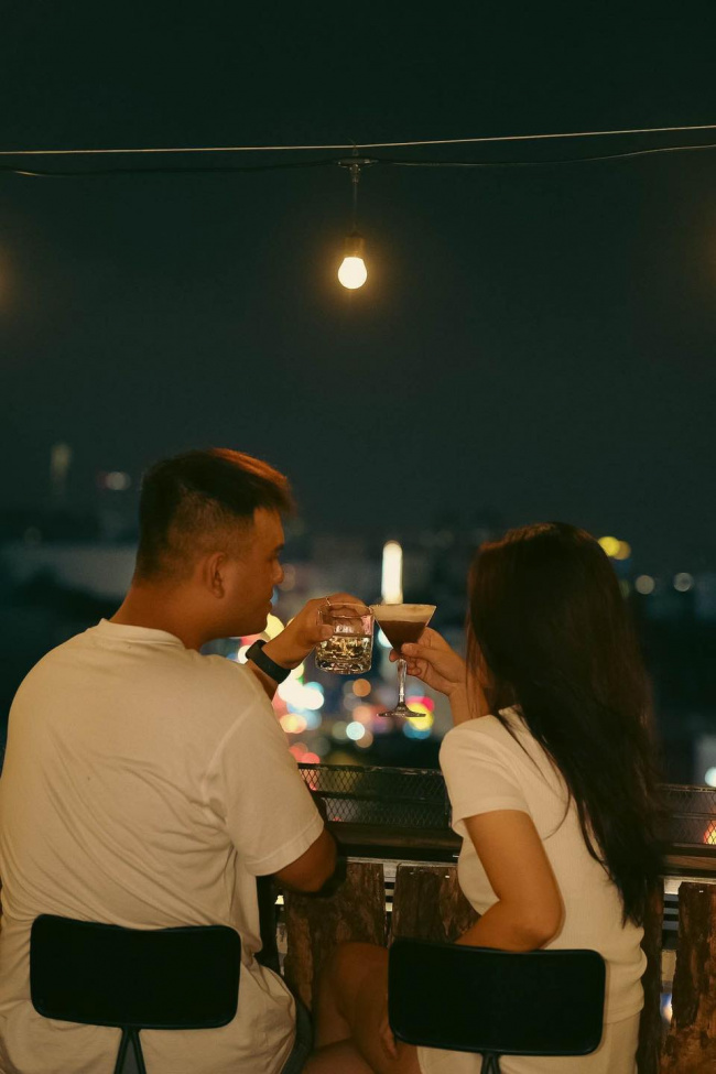 10 quán rooftop chill không cồn giúp bạn “bắt trọn” hoàng hôn sài gòn