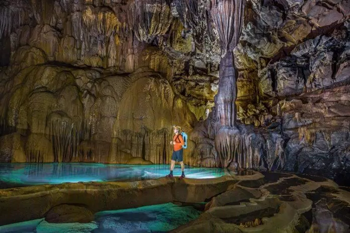Hang Hung Thoòng Quảng Bình – Chinh phục hang động tuyệt đẹp mới được khai phá