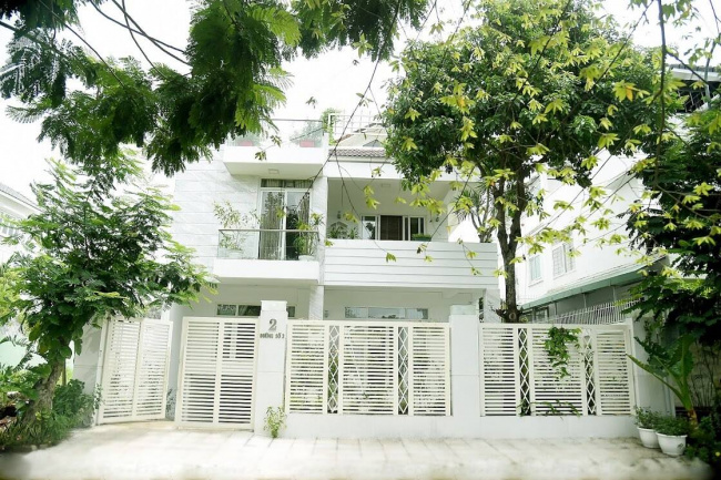beautiful place, mc quyen linh, residential area, smart home, vietnamese artist, villa building, not a penthouse or a duplex, this is the “gut” of vietnamese artists: an area of ​​thousands of square meters, with a “4-sided” apartment of natural wood, separate from the hustle and bustle of the city.