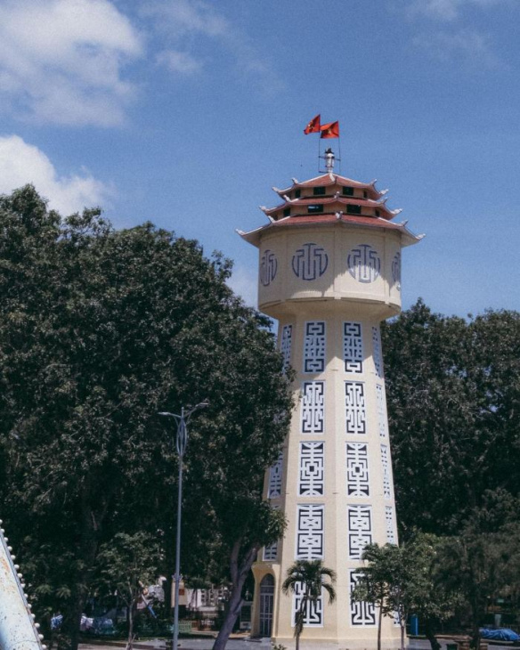 check-in tháp nước phan thiết hơn 90 năm tuổi, biểu tượng của tình hữu nghị việt - lào 