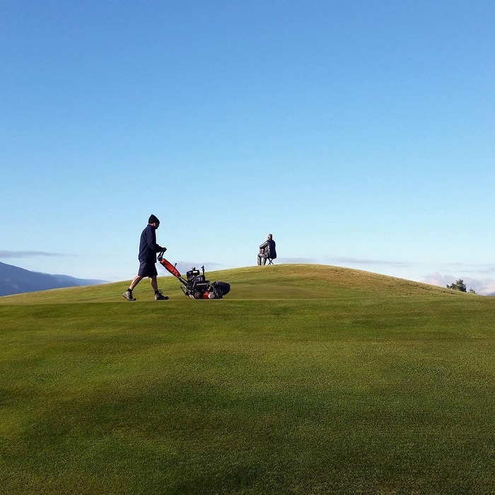 đến the hills golf club, ngỡ như chơi golf trong một khu vườn điêu khắc