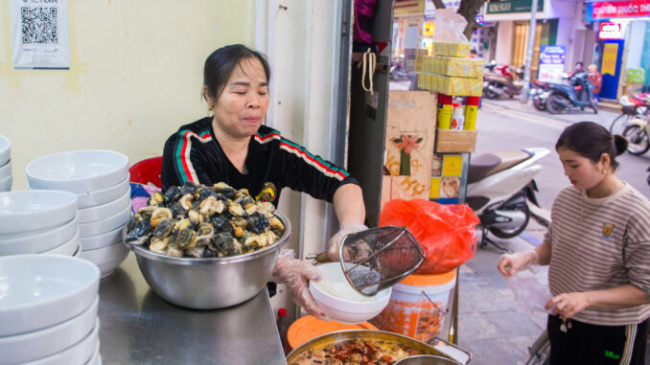 hanoi cuisine, hanoi snail noodle, traditional vermicelli noodles are always crowded in the old town