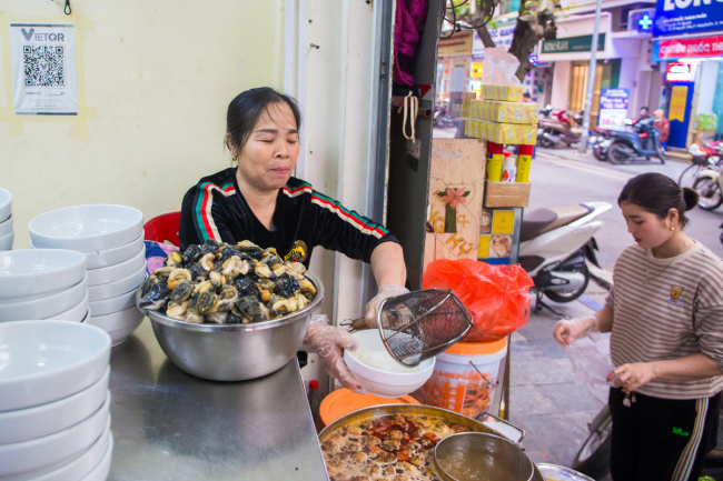 hanoi cuisine, hanoi snail noodle, traditional vermicelli noodles are always crowded in the old town