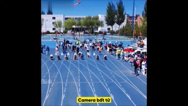 Cameraman cho vận động viên 'hít khói' trong cuộc thi chạy