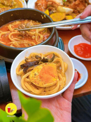 Hút hồn với quán Hàn Quốc nằm khuất trong ngõ bán siêu ngon - gà tẩm sốt phô mai tẩm bột