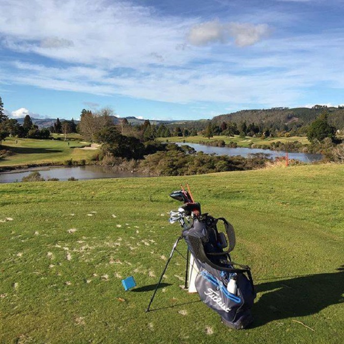 đến rotorua golf club, trải nghiệm chơi golf giữa suối nước nóng và hồ tắm bùn ở new zealand