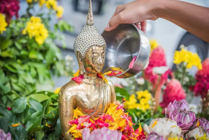 Theo chân người Thái bản địa trải nghiệm Lễ hội té nước Songkran, Khám Phá