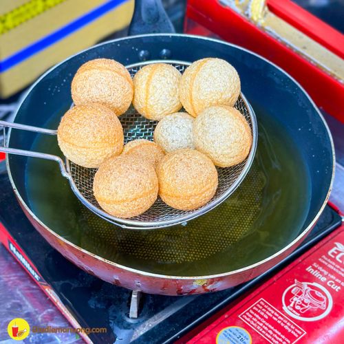 Bánh pani puri Ấn Độ độc đáo đang gây sốt tại khu ẩm thực Hồ Thị Kỷ