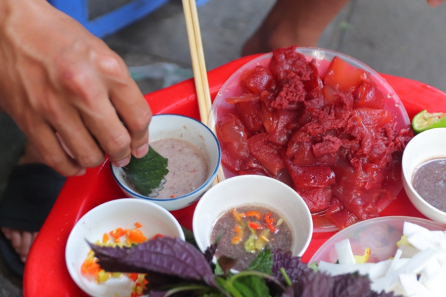 foreign tourists, guests, jelly, light pink, netizen, try food, guests enjoyed “vietnamese sashimi” and commented: “it’s really delicious, so delicious!”