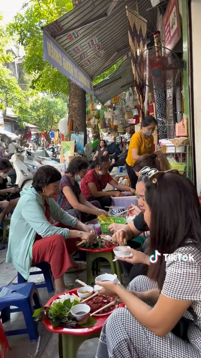 foreign tourists, guests, jelly, light pink, netizen, try food, guests enjoyed “vietnamese sashimi” and commented: “it’s really delicious, so delicious!”