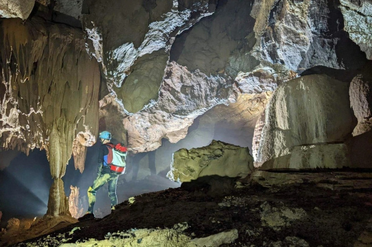 hệ thống hang động, quảng bình, tour quảng bình, phát hiện hang động nguyên sơ dài hơn 3,3km ở quảng bình