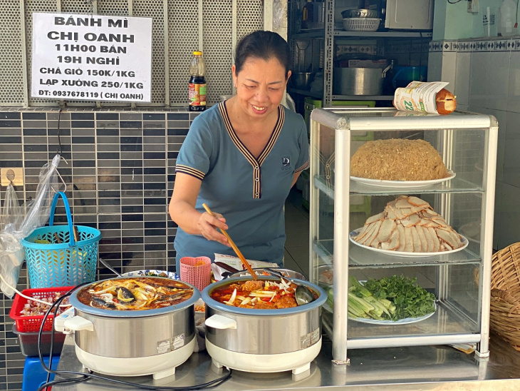 khám phá, trải nghiệm, “ngất ngây” hàng bánh mì cá nục ở sài gòn, “núp lùm” vẫn nườm nượp khách tìm đến