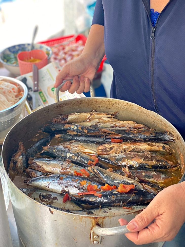 khám phá, trải nghiệm, “ngất ngây” hàng bánh mì cá nục ở sài gòn, “núp lùm” vẫn nườm nượp khách tìm đến