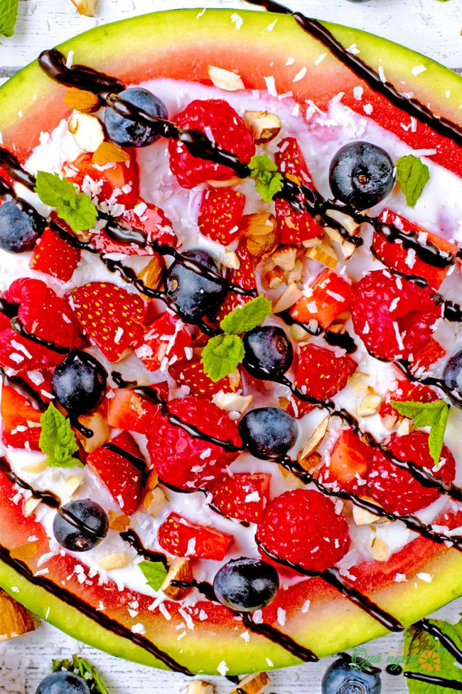 pizza trái cây dưa hấu, pizza trái cây dưa hấu phủ sô cô la và dừa hạnh nhân