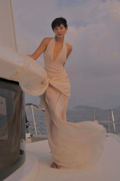 fashionista khánh linh bất ngờ được bạn trai cầu hôn trên du thuyền ở phú quốc
