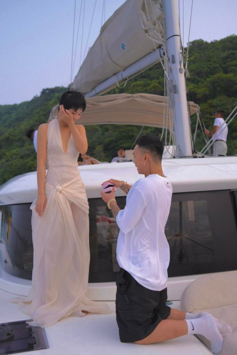 fashionista khánh linh bất ngờ được bạn trai cầu hôn trên du thuyền ở phú quốc
