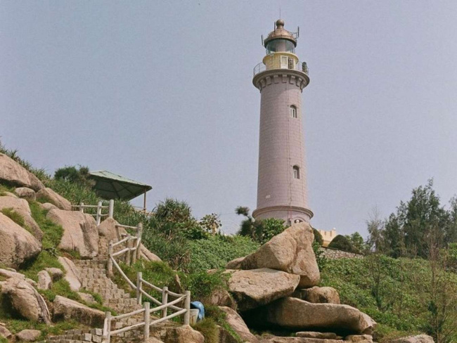 hải đăng gành đèn: vẻ đẹp yên bình trước biển xanh rộng lớn