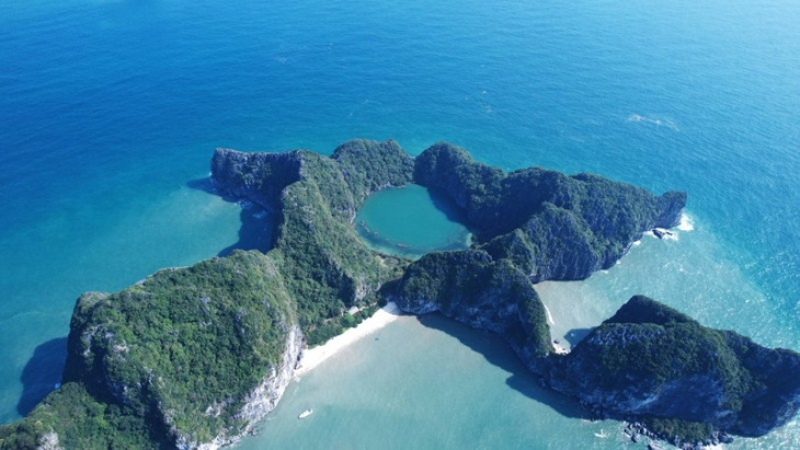 nghỉ dưỡng, đảo mắt rồng – khám phá vẻ đẹp bí ẩn của hòn đảo ở hạ long