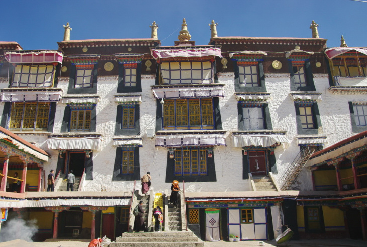 khám phá, ghé thăm tu viện drepung, một trong những tu viện lớn nhất ở tây tạng