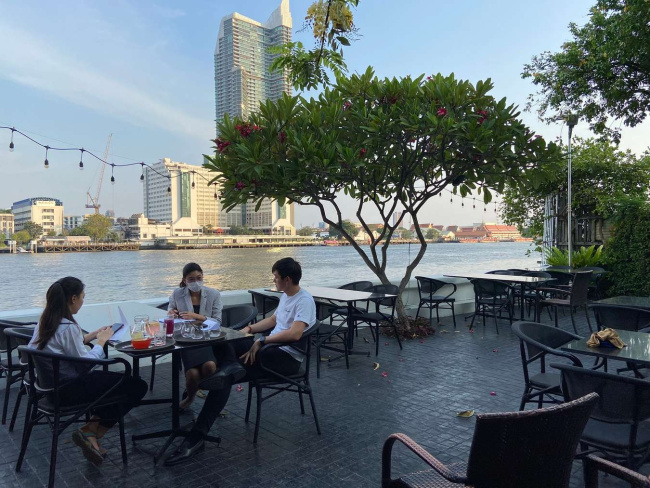 away hotel - khách sạn bên sông cực chill tại bangkok