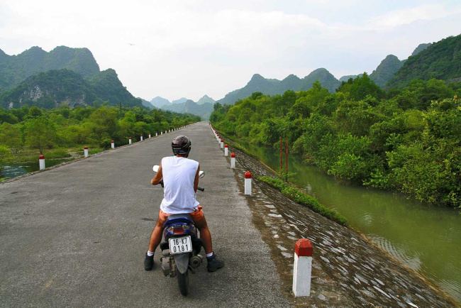 cat ba town – getting there & things to do