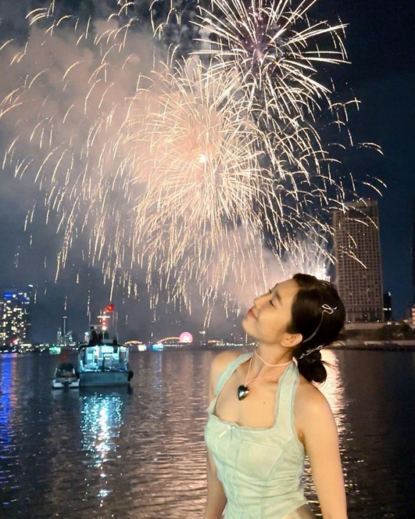 diễn viên thuý ngân đi du thuyền ngắm pháo hoa ở đà nẵng cùng hội bạn nổi tiếng