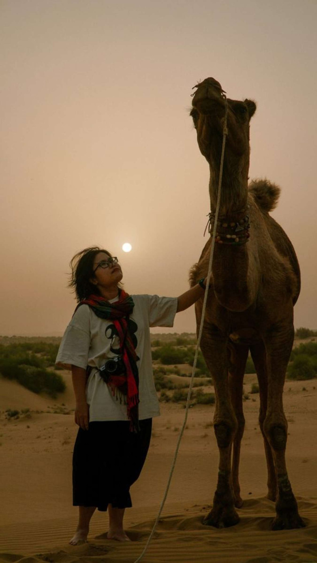 trên lưng lạc đà bước vào lòng sa mạc thar, rajasthan, ấn độ