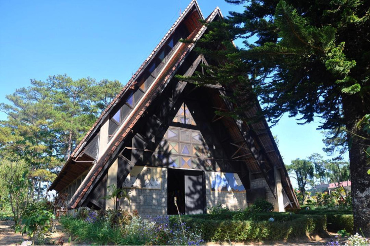 nhà thờ cam ly mang kiến trúc đậm bản sắc dân tộc