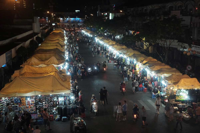 ben thanh night market & street food market
