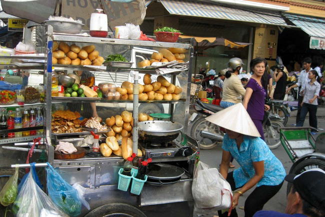 ho chi minh city street food guide & 10 best dishes to try