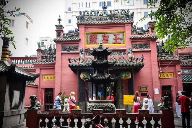 jade emperor pagoda – a local guide to this temple