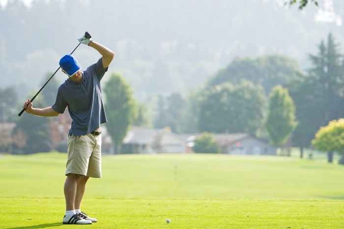 bị đau lưng khi chơi golf? nguyên nhân và cách khắc phục