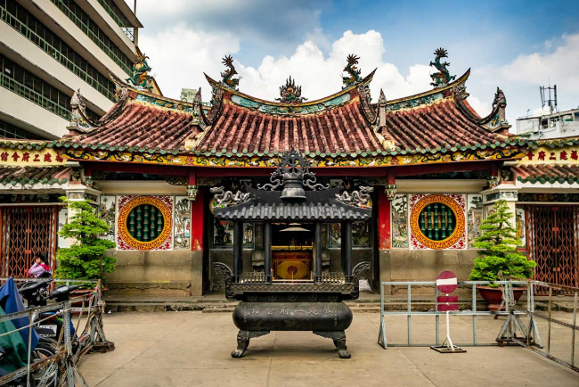10 stunning pagodas & temples in ho chi minh city