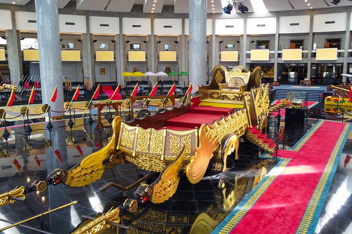 bảo tàng hoàng gia regalia, khám phá, trải nghiệm, ghé thăm bảo tàng hoàng gia regalia choáng ngợp trước sự giàu có của hoàng gia brunei
