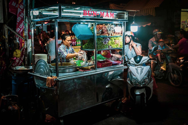 6 lively night markets in ho chi minh city